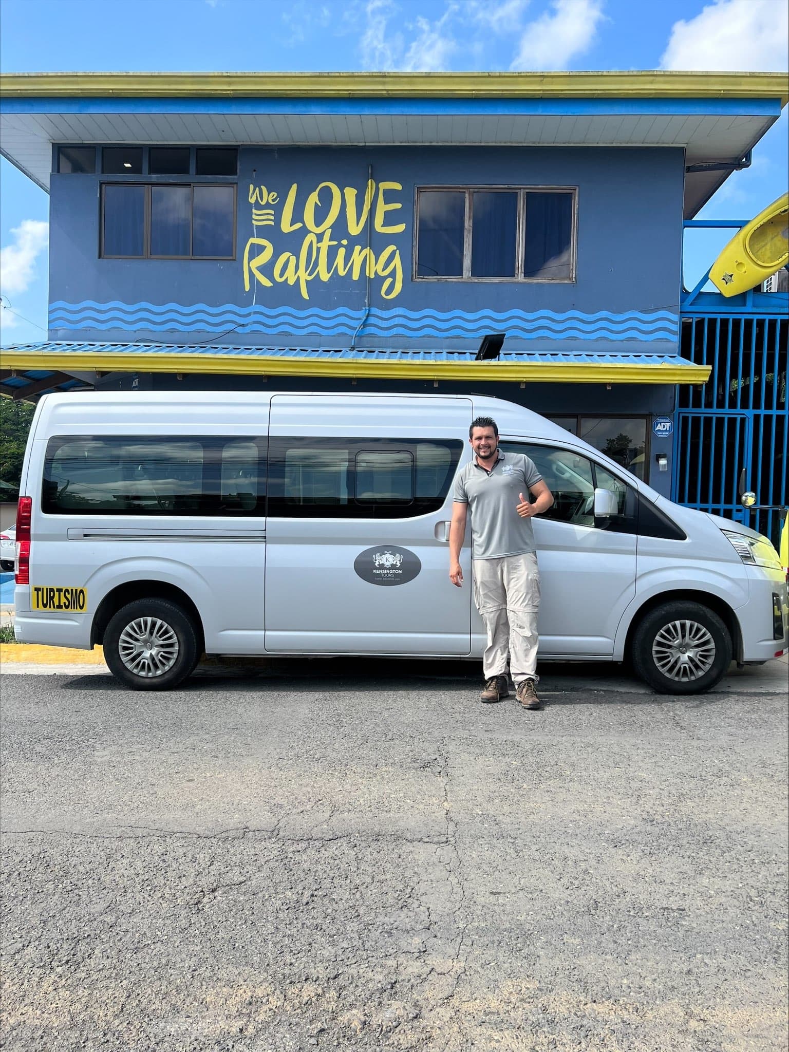 Toyota Hiace de transporte turístico en La Fortuna