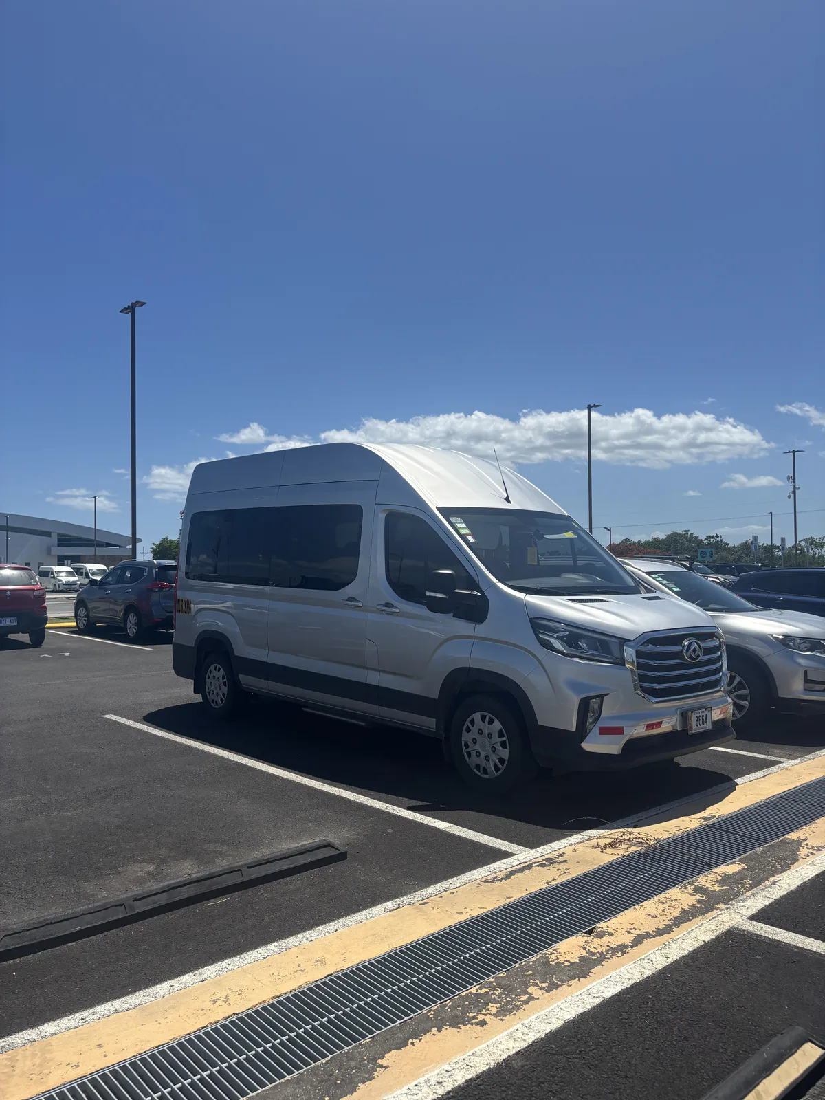 Conductor de M&S Travel junto a la van oficial de transporte privado en Costa Rica